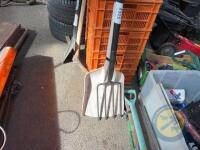 Graip & Plastic Shovel - 2