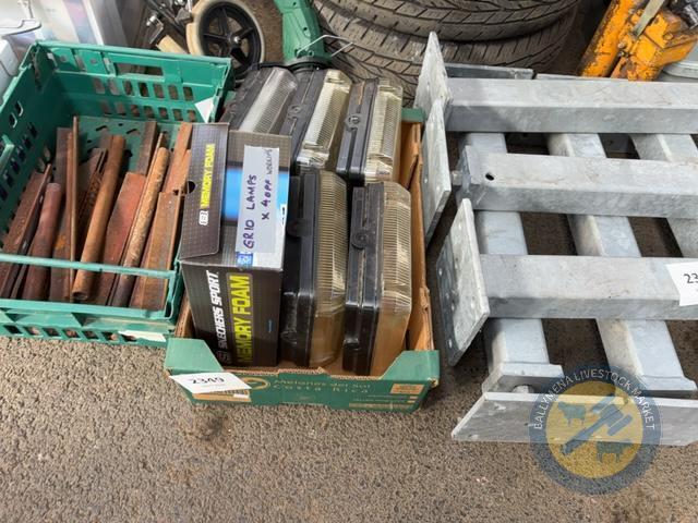 5x Bulk Head Lights & 4 Lamps