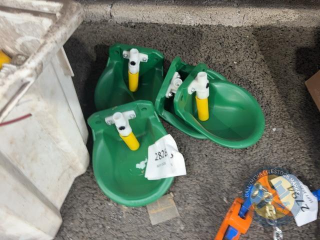 4 plastic drinker