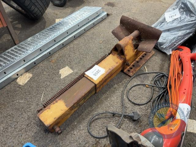 pickup hitch for double chop harvester