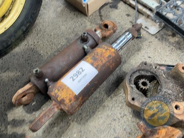 2 hydraulic double acting rams