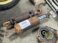 2 hydraulic double acting rams - 2