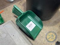 3x 3 L feed scoops
