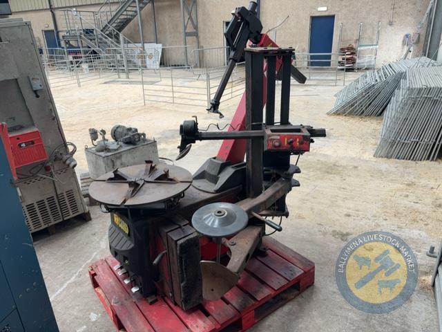 Tyre fitting machine