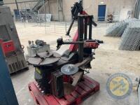 Tyre fitting machine