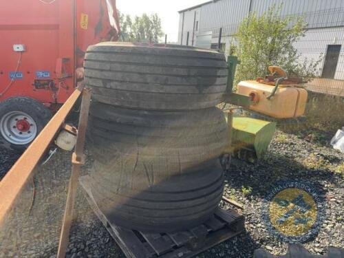 3x 8 Stud Wheels