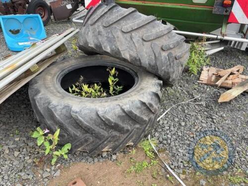 2x 440/65 R28 Tyres