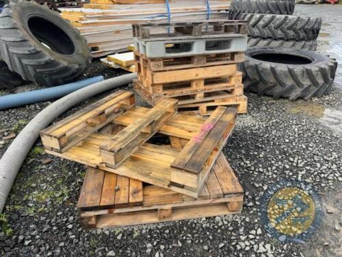 Selection of Wooden & Plastic Pallets