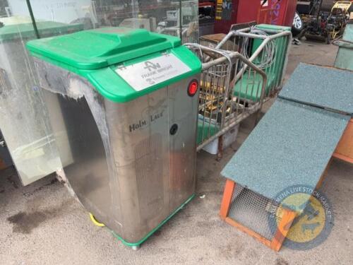 Calf feeder