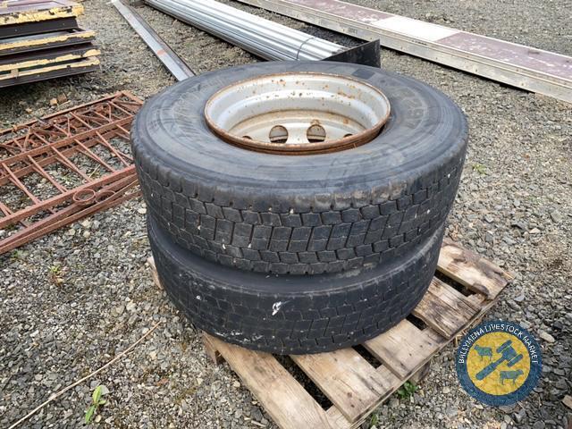 2x Tyres 10 Stud rims 315x80