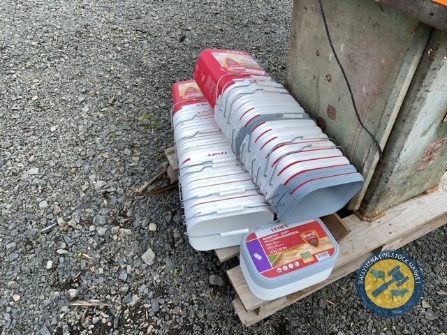 Quantity of feeding buckets with lids