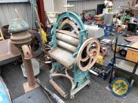 Old style mangle D Mit