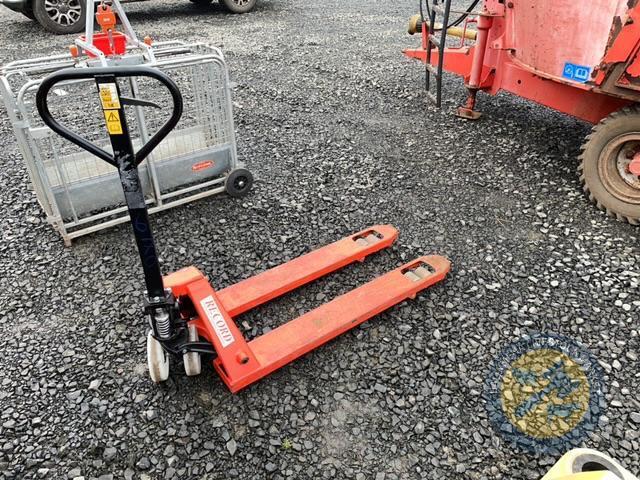 Heavy duty pallet truck